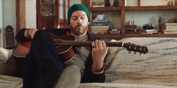 Leo1Romania Find Me Falling (2024) - „Faleza iubirii” și lecțiile discrete despre alegeri și timp