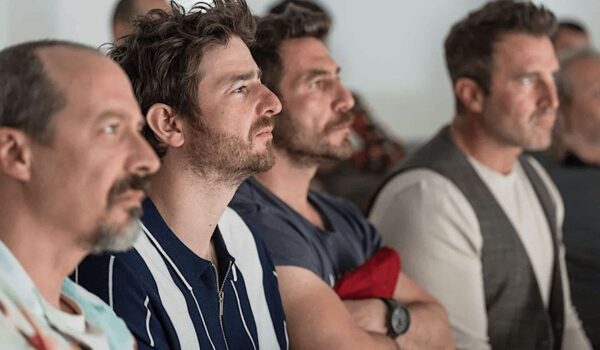 Leo1Romania Bărbați Alfa (Machos Alfa) – Lectia spaniolă de umor care ne lasă „comediile” în fundul gol